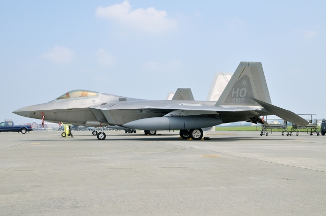 在日米軍横田基地に米空軍の戦闘機F-22「ラプター」が到着